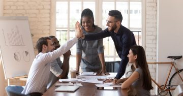 pessoas em uma reunião fazendo uma gestão da força de trabalho