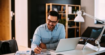 homem em um modelo híbrido de trabalho