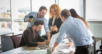 equipe de endomarketing envolvida em um projeto de trabalho