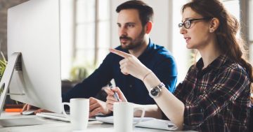 um homem e uma mulher fazendo uso da ferramenta de recrutamento e seleção da Sólides.