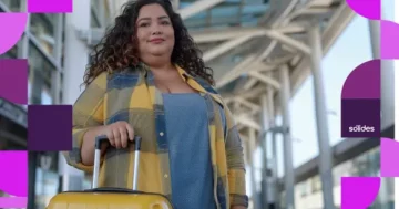Funcionária portando mala amarela, indo viajar após solicitação de férias