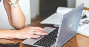 pessoa utilizando o excel para o trabalho de rh