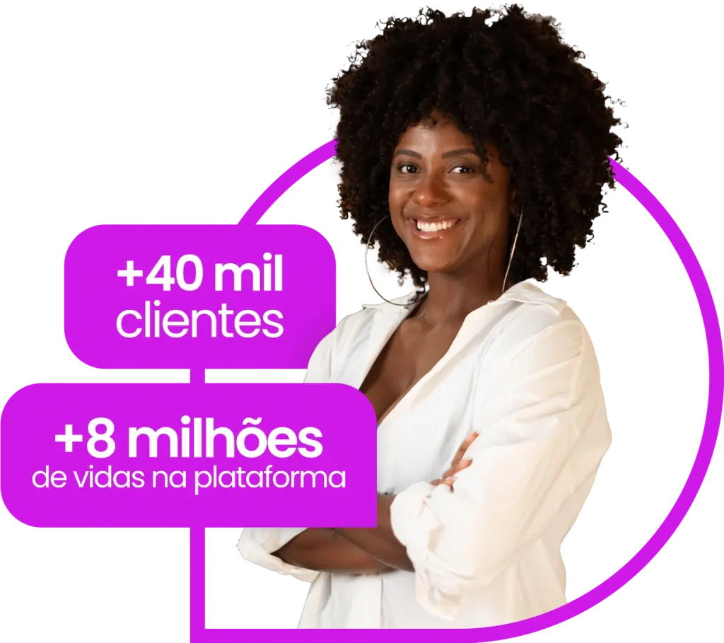 Mulher sorridente com braços cruzados ao lado de painéis informativos indicando mais de 40 mil clientes e 8 milhões de vidas, representando a robustez do Integrador de Aplicações Sólides.